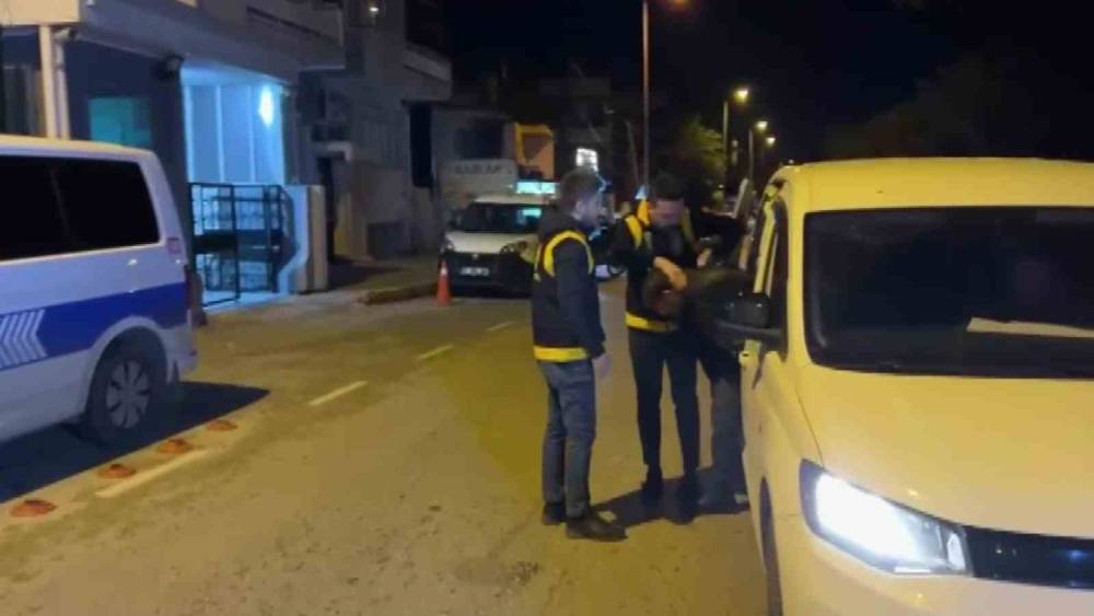 Sopayla s&uuml;r&uuml;c&uuml;n&uuml;n &uuml;zerine y&uuml;r&uuml;yen taksiciye 201 bin lira ceza ve tutuklama