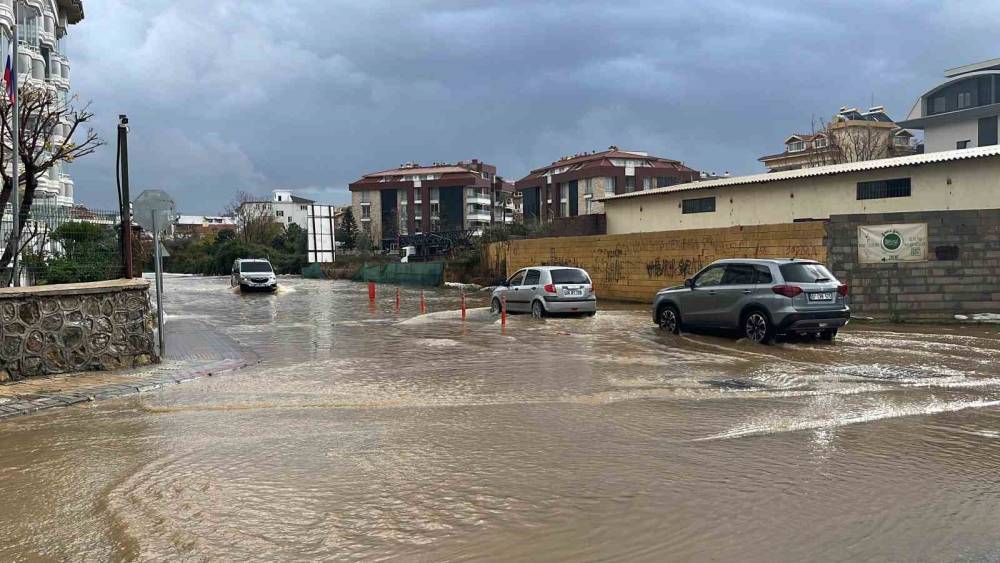 Alanya&rsquo;da  yağmur , dolu ve fırtına hayatı olumsuz etkiledi
