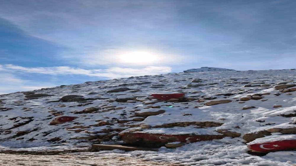 Kaş&rsquo;ın y&uuml;ksek kesimleri beyaza b&uuml;r&uuml;nd&uuml;