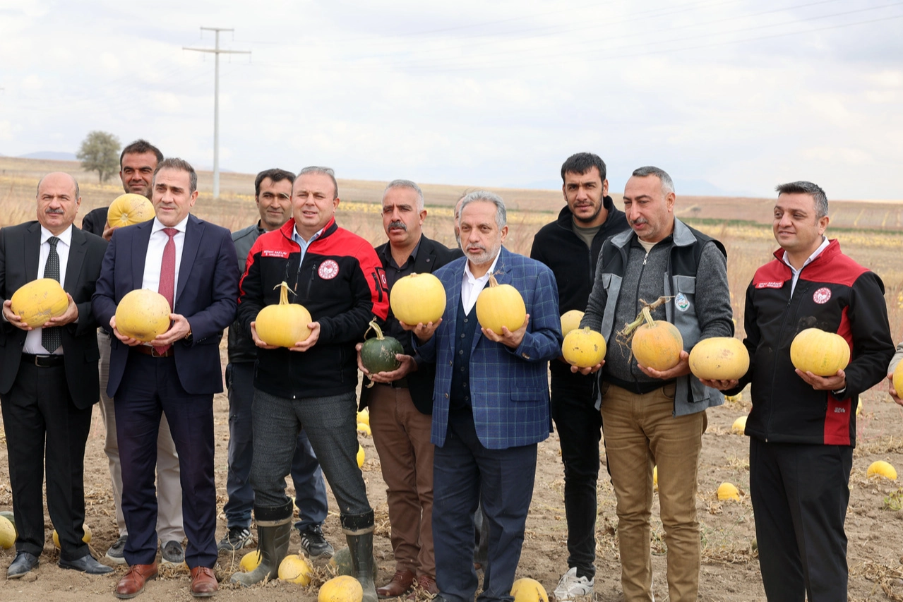 Birinci olan Kayseri Talaslı çiftçiye Başkan Yalçın'dan tebrik