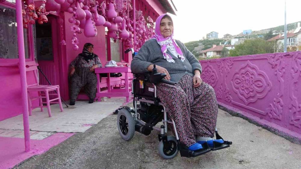75 yaşına kadar bütün hayatını pembeye boyadı, akülü arabasına gücü yetmedi