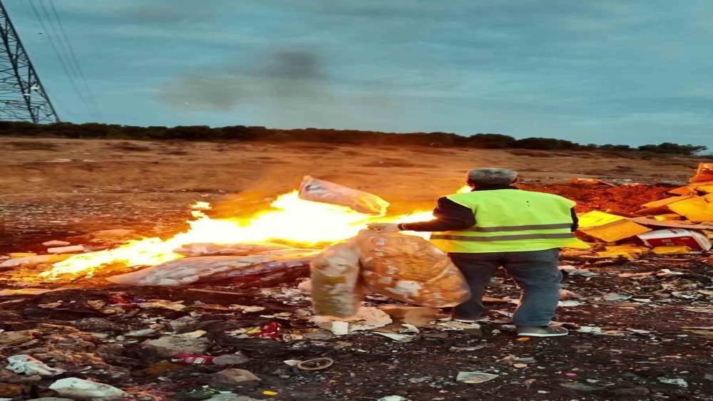Tarihi ge&ccedil;miş &uuml;r&uuml;nlerle &ccedil;ocukları zehirleyeceklerdi: 2 ton cips, şekerleme ve &ccedil;ikolata imha edildi
