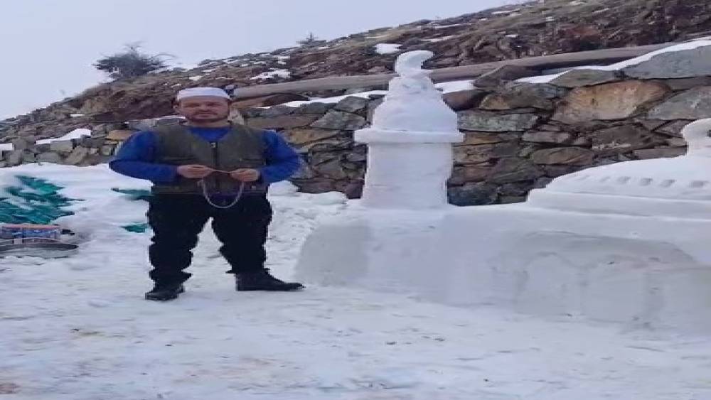K&ouml;y&uuml;ne kardan cami yaptı