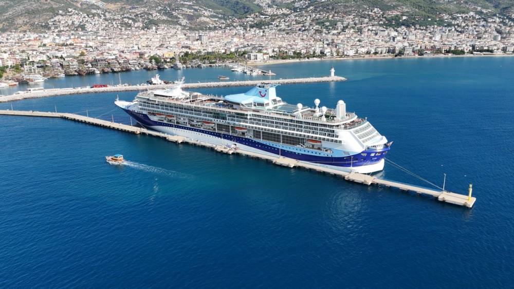 Lüks kruvaziyer bin 739 yolcu, 742 mürettebatıyla Alanya’ya demirledi