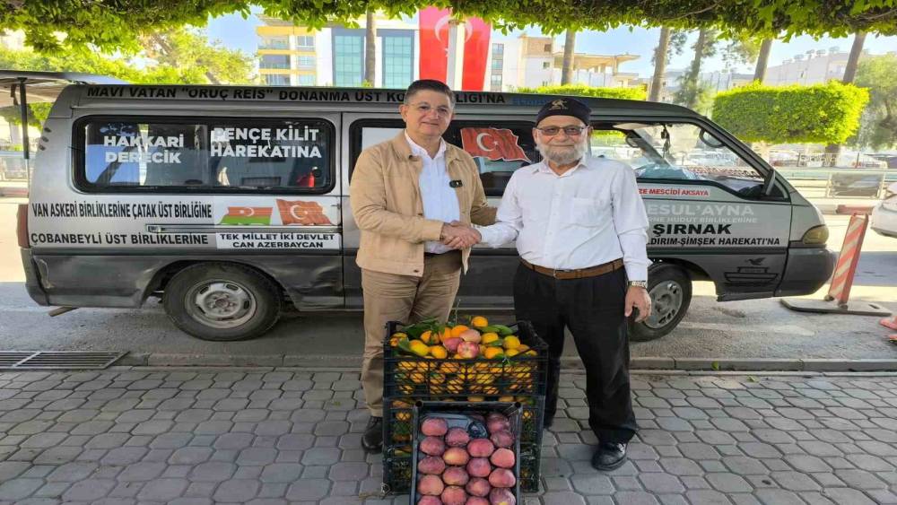 Bah&ccedil;esini don vuran &rsquo;Elmacı Dede&rsquo;, Hatay&rsquo;dan y&uuml;klediği mandalinaları Mehmet&ccedil;iğe g&ouml;t&uuml;rmek i&ccedil;in yola &ccedil;ıktı