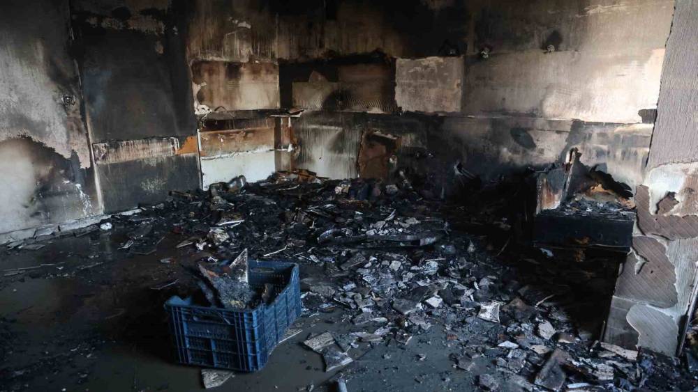 Ailecek gezmeye gitmişlerdi, eve geldiklerinde kullanılacak eşya kalmayan mutfakla karşılaştılar