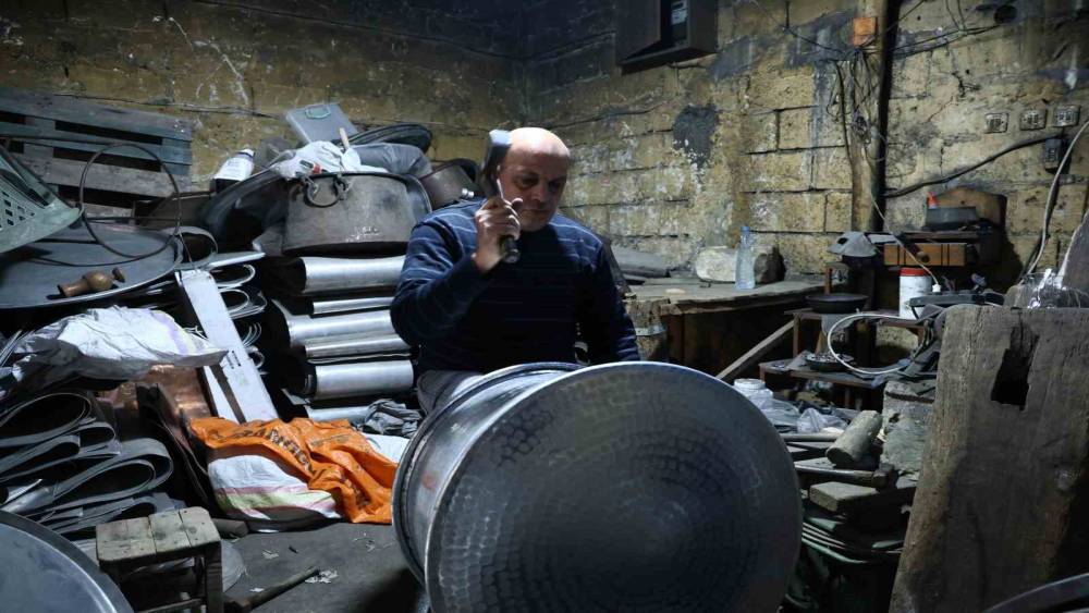 Kahramanmaraş&rsquo;ta bakır ustalarının &ccedil;eki&ccedil; sesleri asırlık &ccedil;arşıda h&acirc;l&acirc; yankılanıyor