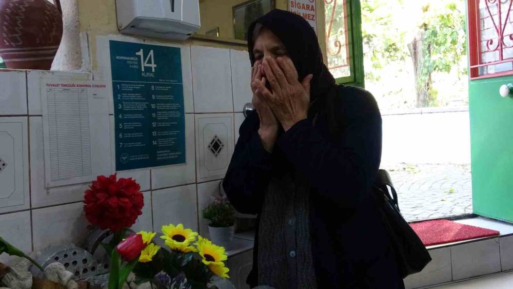 Pide yemeye gelip salondaki mezarlık başında dua ederek ayrılıyorlar