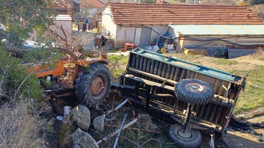 Burdur&rsquo;da otomobille &ccedil;arpışan trakt&ouml;r devrildi: 3 yaralı