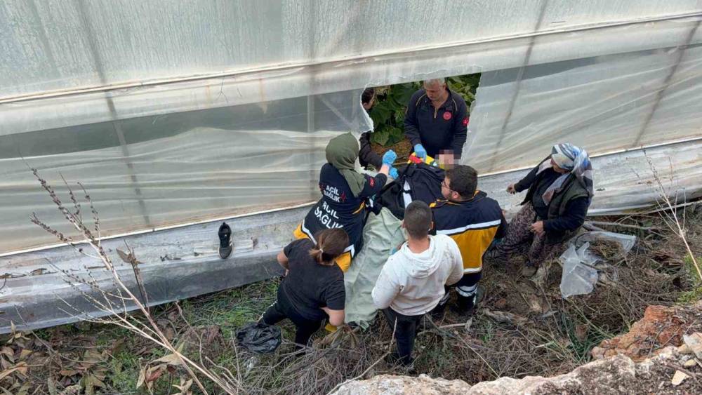 7 metrelik duvardan d&uuml;şen &ccedil;ift&ccedil;i yaralandı