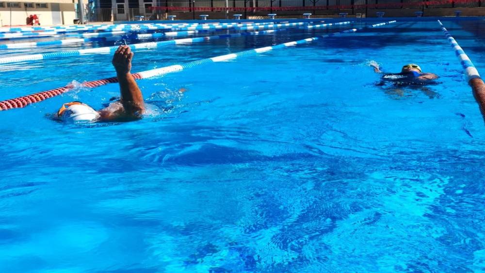 Manş’ı yüzen ilk Türk kadın, kocasını da 60 yaşında yüzücü yaptı