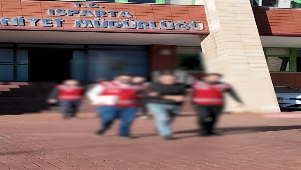 Isparta’da kendilerini kamu görevlisi gibi tanıtıp 45 bin dolarlık vurgun yapan şüpheliler tutuklandı