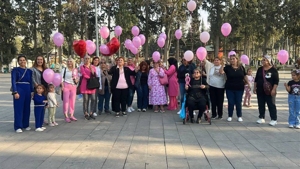 Yıllar süren mücadeleyle meme kanserini yenen kadın ve destekçileri gökyüzüne pembe balon bıraktı