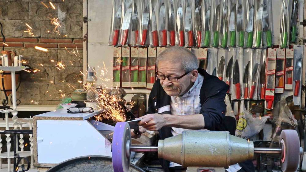 Antalya&rsquo;da bı&ccedil;ak bileme ustası mesleğini yaşatıyor, 50-60 bin liraya &ccedil;ırak bulamıyor