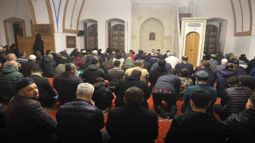 Depremin ardından Habibi Necar Camii&rsquo;nde ilk teravihi kılındı
