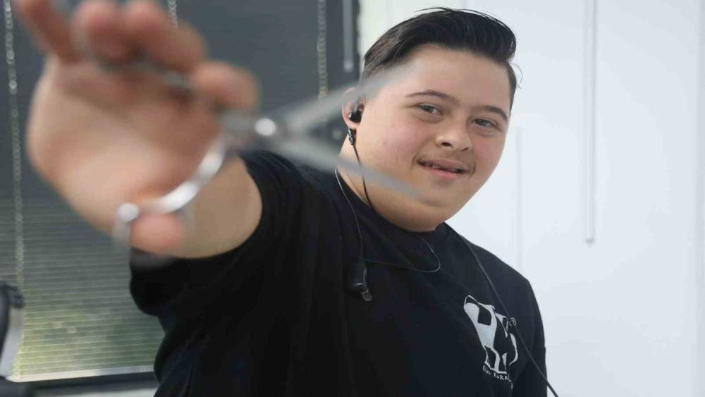 Down sendromlu Şükrü’nün yürek ısıtan tıraşı müşterilerin sevgisini kazandı