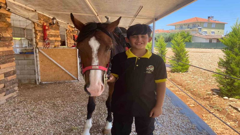 Karnesini almaya okula atıyla geldi, gören gözlerine inanamadı