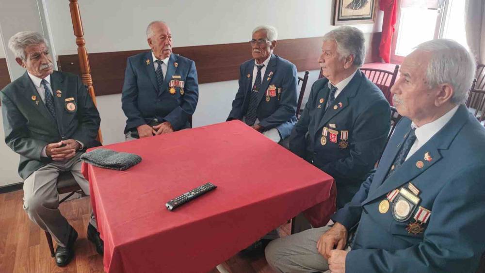 Kıbrıs gazileri o anları anlattı: "Bug&uuml;n olsa vatan i&ccedil;in yine giderim"