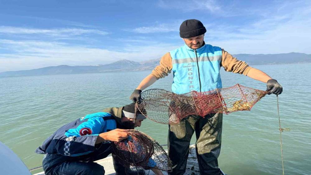 Eğirdir Gölü’nde 300 kaçak kerevit pinteri ele geçirildi