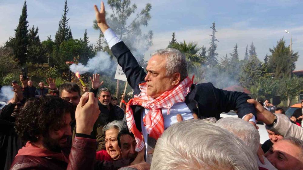 CHP&rsquo;den istifa eden &Ccedil;akır memleketi Mersin&rsquo;de coşkuyla karşılandı