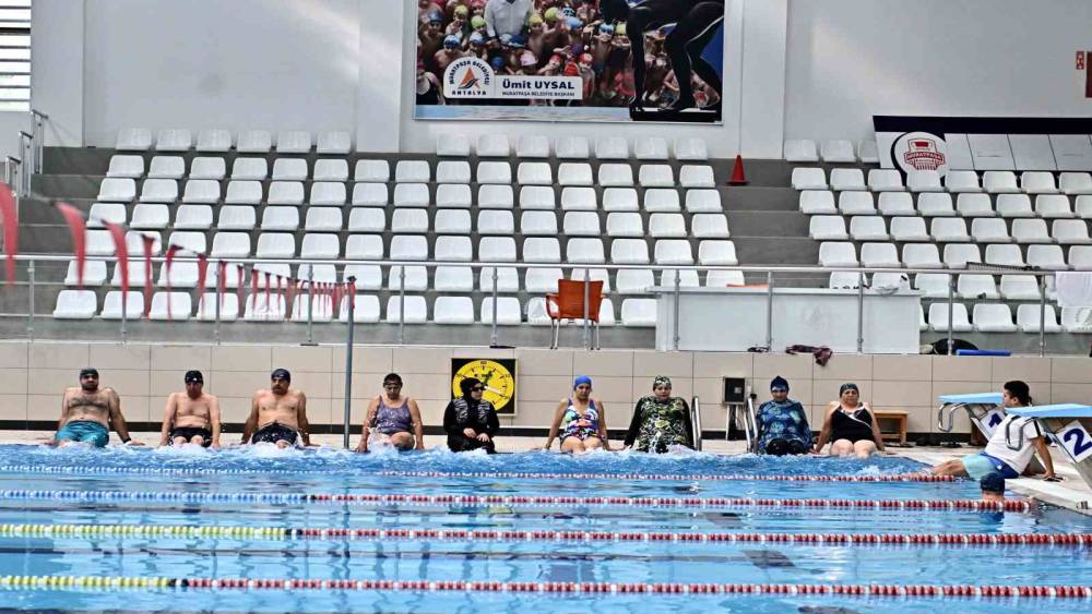 Muratpaşa’da ücretsiz yüzme eğitimleri başladı