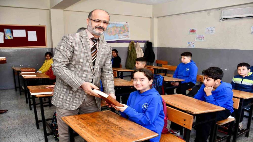 &Ouml;ğrencilere Kur&rsquo;an-ı Kerim hediye edildi
