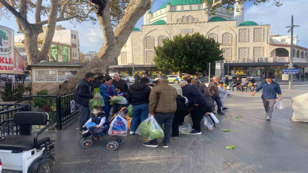Antalyalı &ccedil;ift&ccedil;i &uuml;r&uuml;nlerin &ccedil;&ouml;pe d&ouml;k&uuml;lmesine tepki olarak 200 marulu &uuml;cretsiz dağıttı