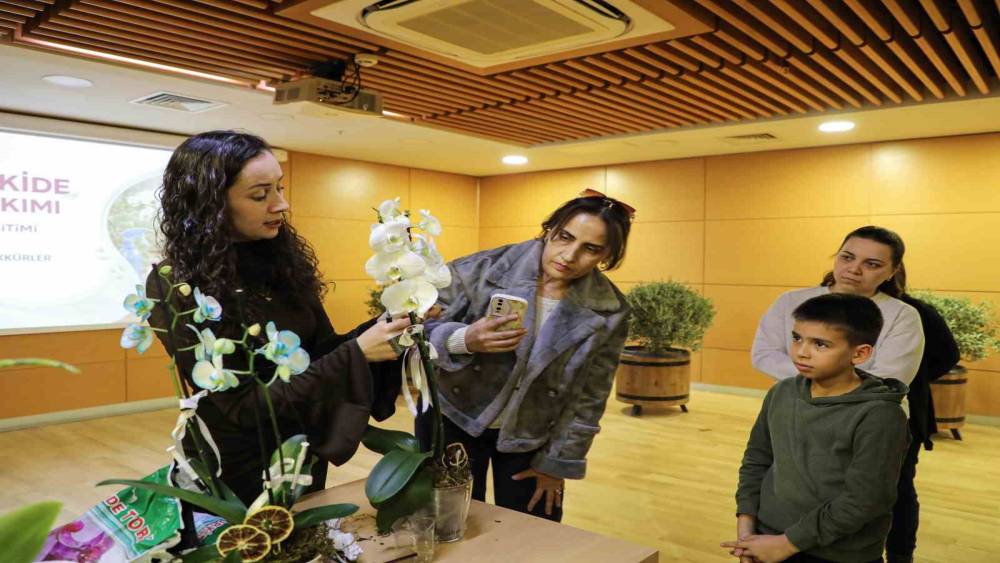 Orkide bakımı uygulamalı olarak anlatıldı