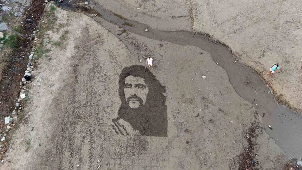 Barış Manço’nun resmini tırmıkla Alanya sahillerine işledi