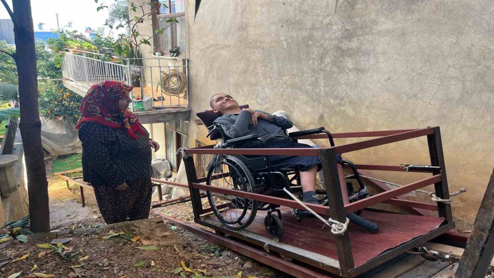 "&Uuml;vey oğlum" demedi, engelli oğluna eğitimi i&ccedil;in hamallık yaparak evine raylı sistem kurdu
