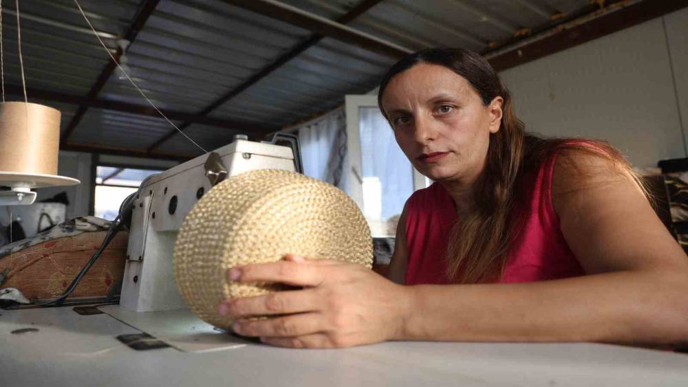 El işiyle ilmik atarak para kazanan 4 &ccedil;ocuklu anne, evlatlarına ve engelli eşine kendi emeğiyle bakıyor
