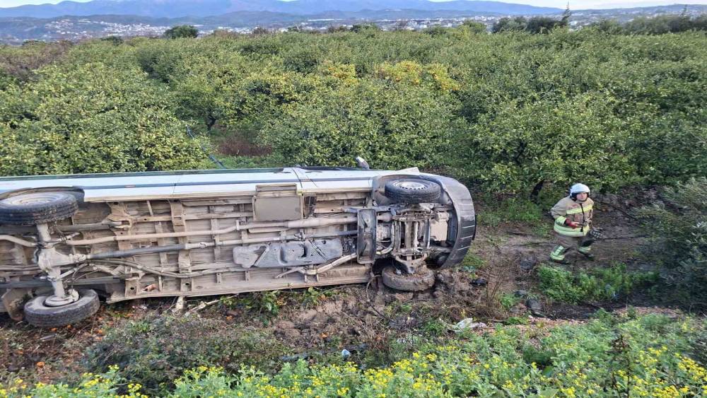 &Ouml;ğrenci servisi narenciye bah&ccedil;esine u&ccedil;tu: 9 yaralı
