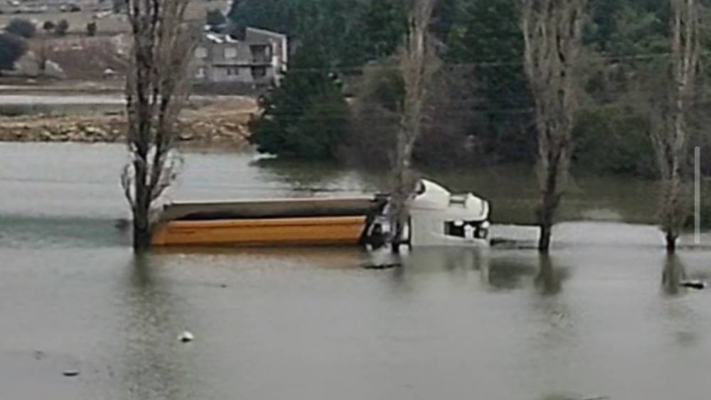 Adana&rsquo;da k&ouml;y&uuml; su bastı: Yollar kapandı, bir kamyon suya g&ouml;m&uuml;ld&uuml;
