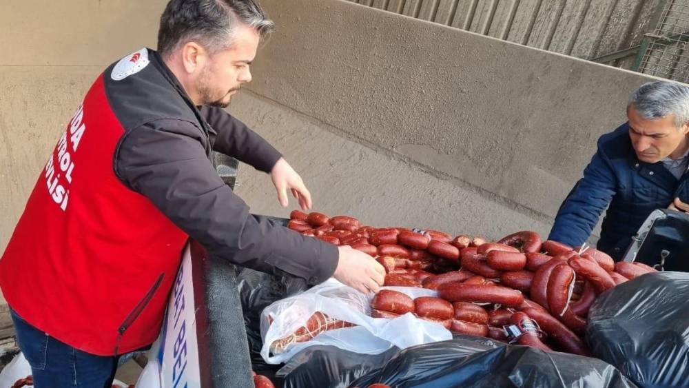 Tarihi ge&ccedil;miş 850 kilogram sucuk ele ge&ccedil;irildi