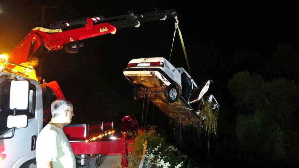 Dereye u&ccedil;an Tofaş otomobilin koltuğu 1, kaybolan gen&ccedil; kadının cesedi ise 2 kilometre uzaklıkta bulundu