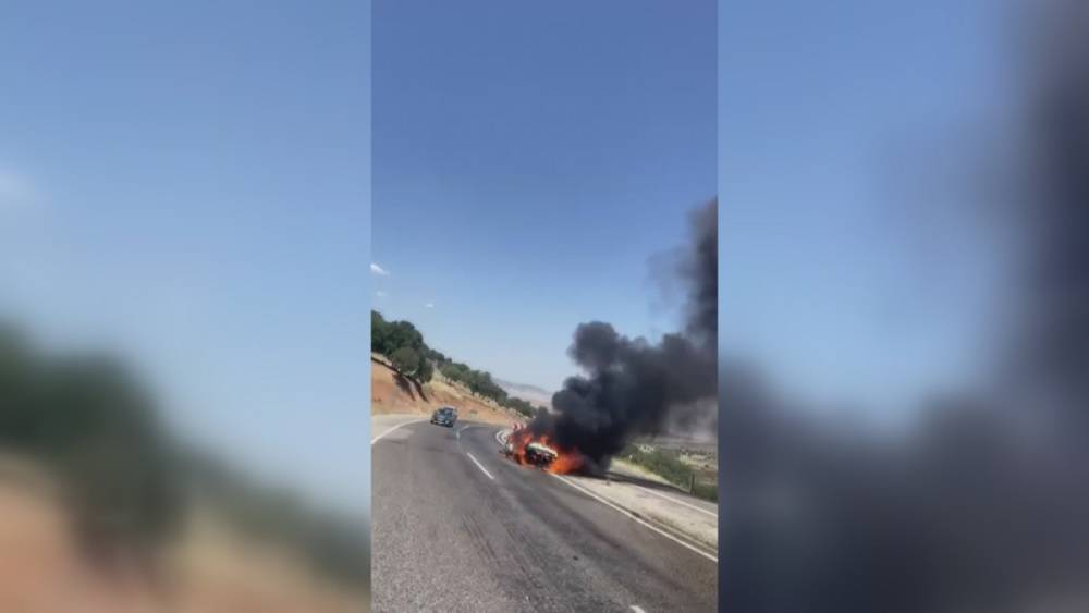 TIR'a çarpan otomobil alev topuna döndü: 1 yaralı 