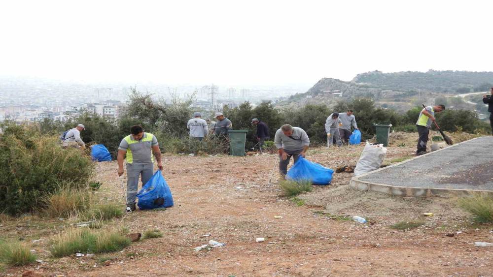 Üç hafta önce 60 çuval çöp toplanan caddeden bu sefer 80 çuval çöp çıktı