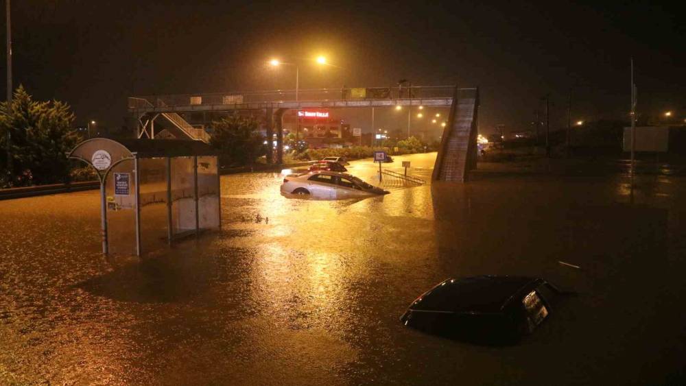 Hatay&rsquo;da caddeler g&ouml;le d&ouml;nd&uuml;, ara&ccedil;lar suya g&ouml;m&uuml;ld&uuml;