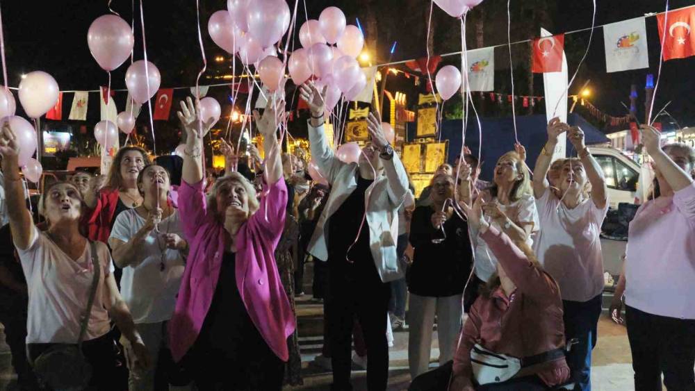 Kemer’de kadınlar gökyüzüne pembe balonlar bıraktı