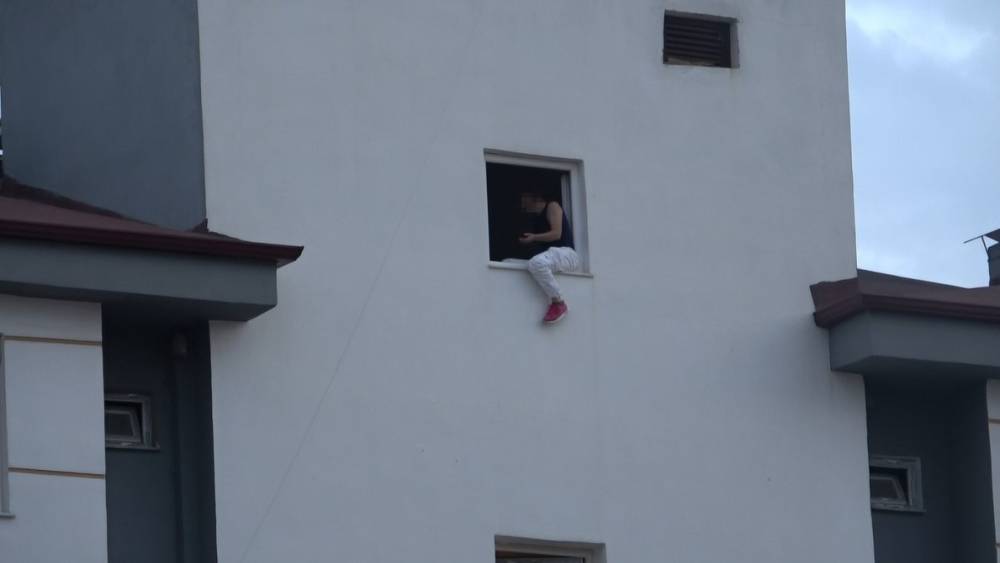 Antalya&rsquo;da mahalleliyi ayağa kaldıran olay: &Ccedil;ocukları apartmana sokup &uuml;zerlerine benzin d&ouml;kt&uuml;