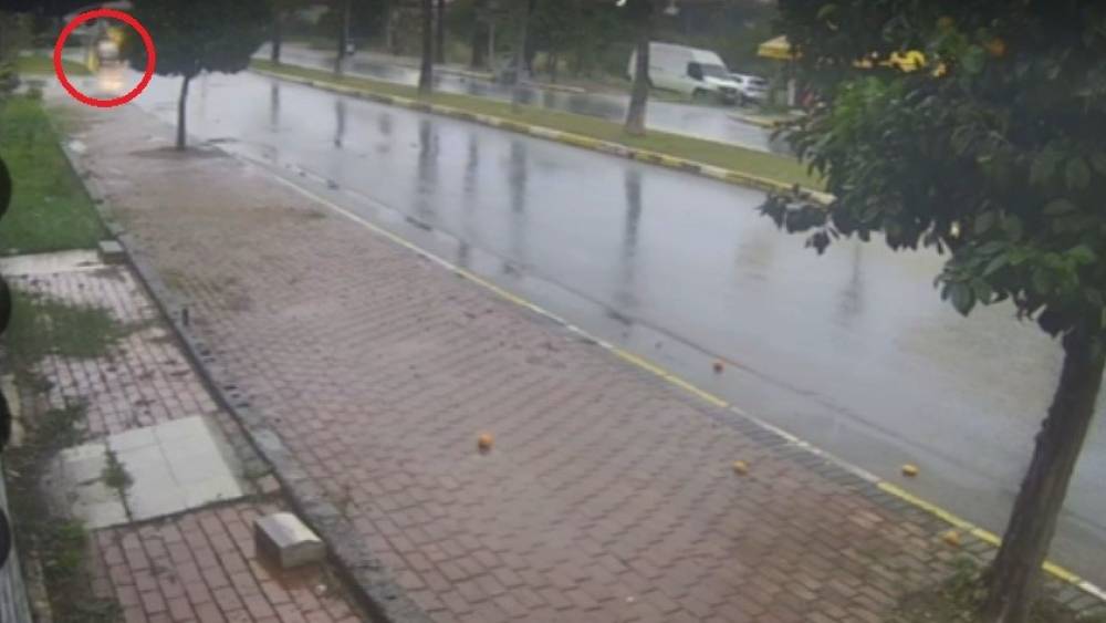 Antalya’da seyir halindeki otomobil bir anda alev topuna döndü, sürücü kendini dışarıya attı