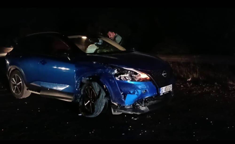 Otomobiller kafa kafaya çarpıştı: 8 yaralı 