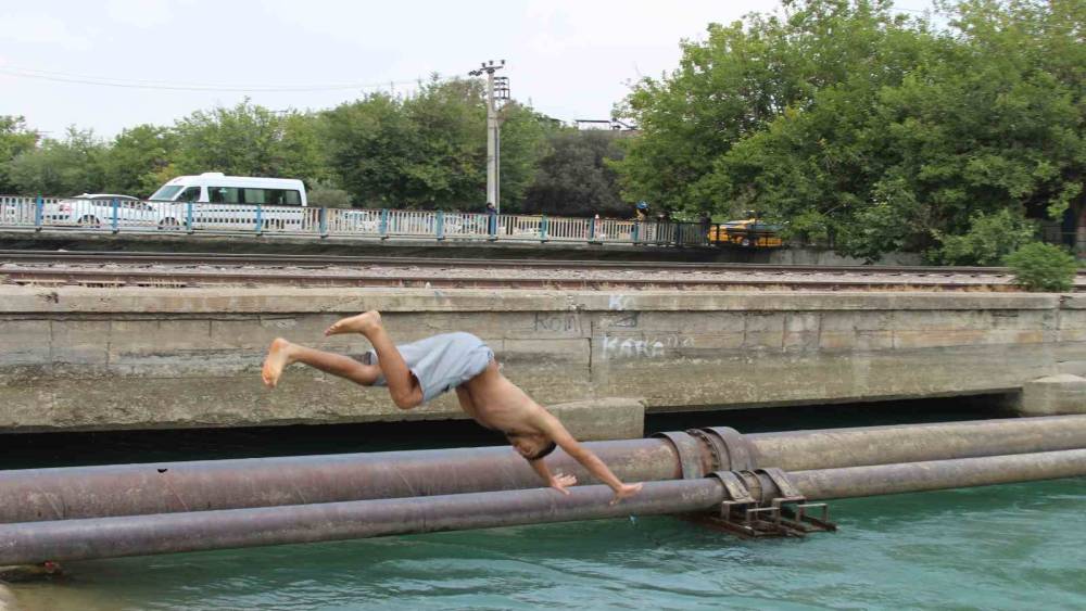 Adana yanıyor, sulama kanalları doluyor