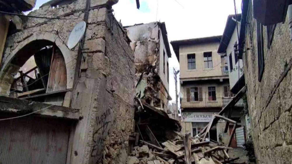 Daha önce yangında zarar gören eski bina yağışlı havada çöktü