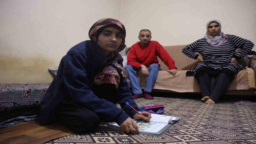 Tek odalı evde hayat mücadelesi veren Meryem’in tek hayali mavi boyalı bir oda