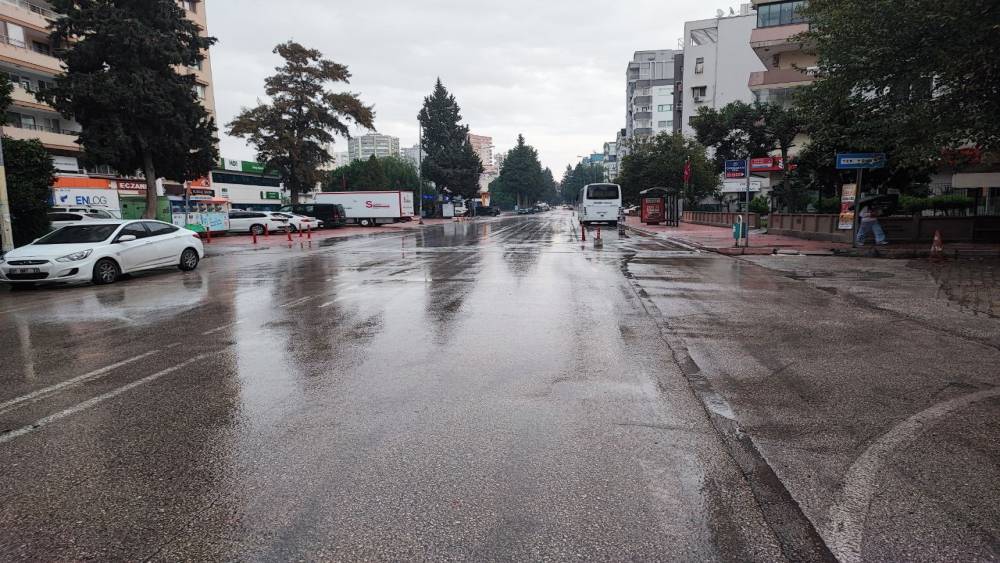 Meteorolojinin kuvvetli yağış uyarısı yaptığı Adana’da yağmur başladı