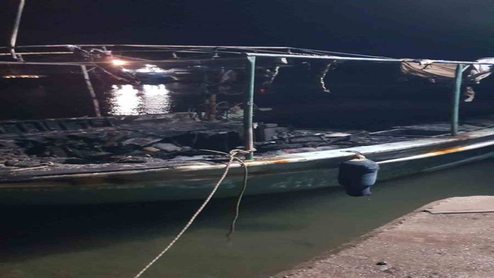 Antalya’da düşen yıldırım 3 tekneyi küle çevirdi