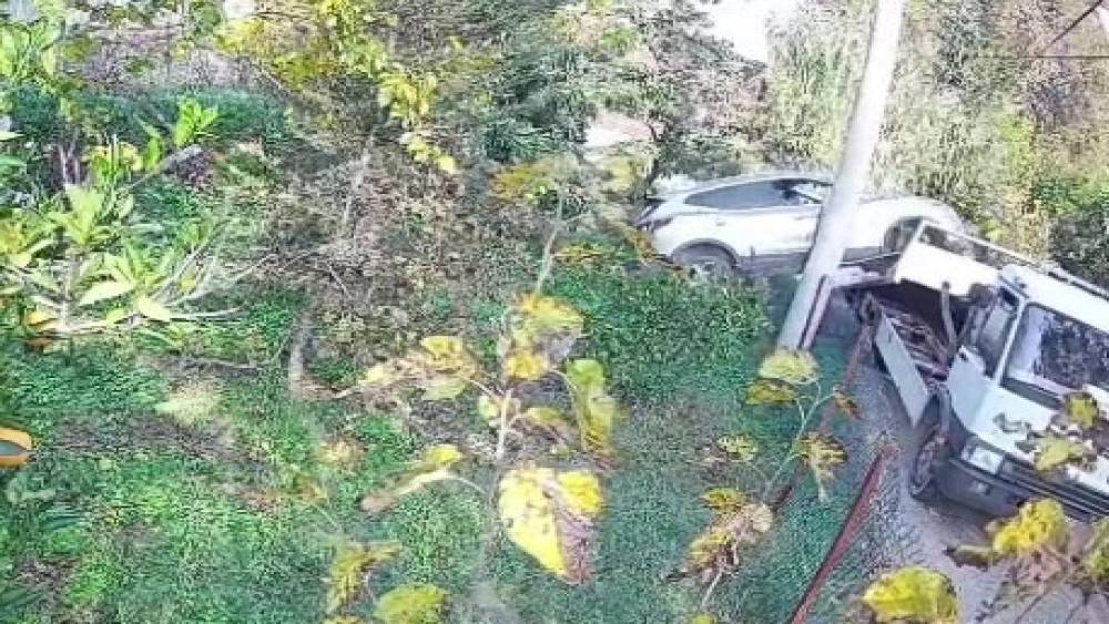 Çekiciye yüklenirken geri viteste unutulan araç rampadan uçtu