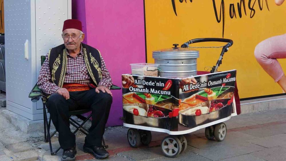 11 yaşında başladığı mesleğinde 65 yıldır sokaklarda