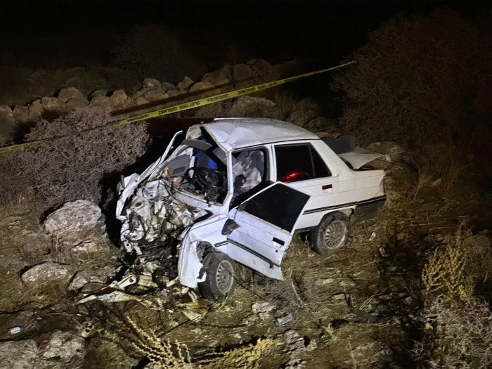 Otomobil kayalıklara çarptı: 1 ölü, 1 yaralı